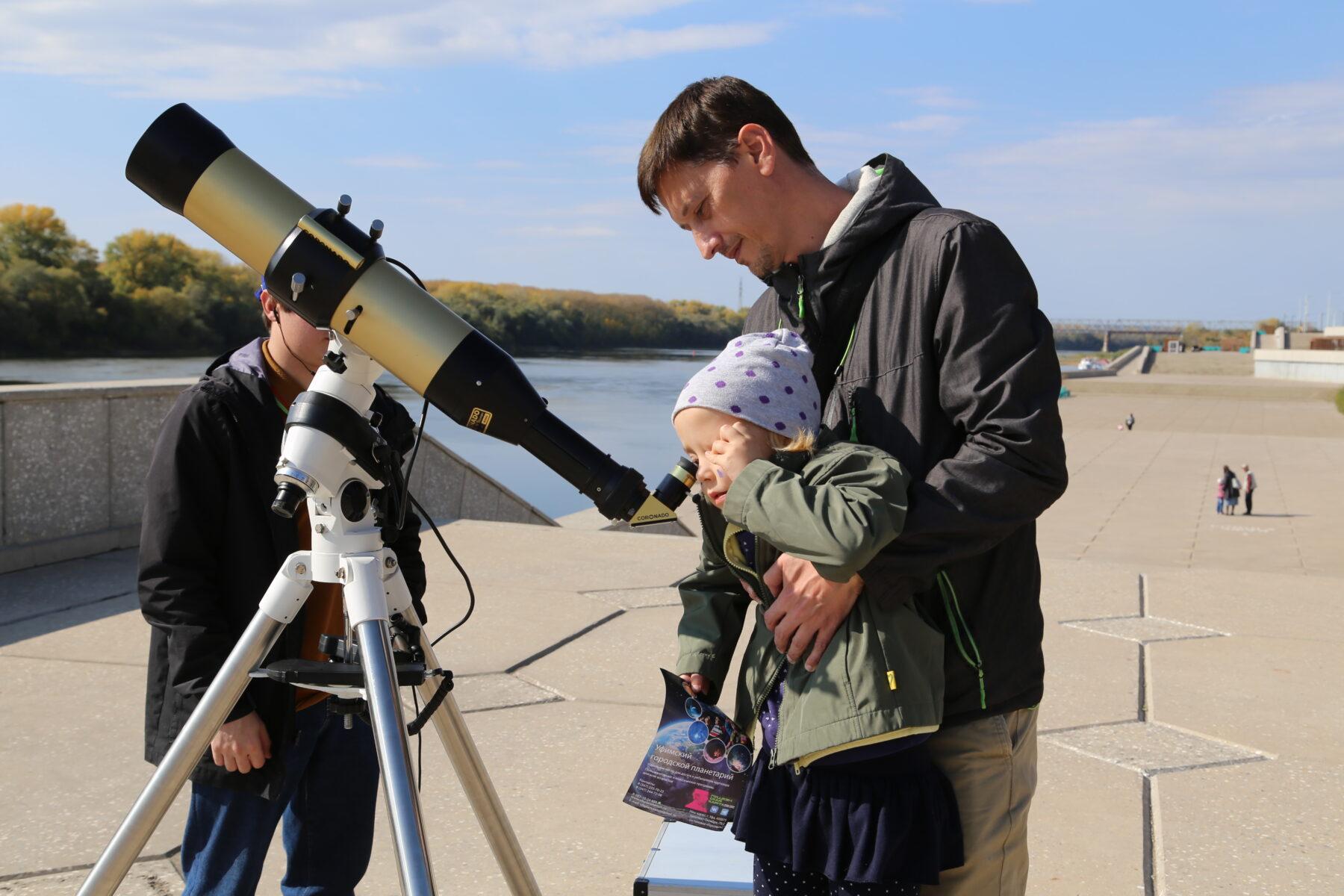Более 1000 любителей астрономии увидели в телескоп Солнце на Культурной Набережной